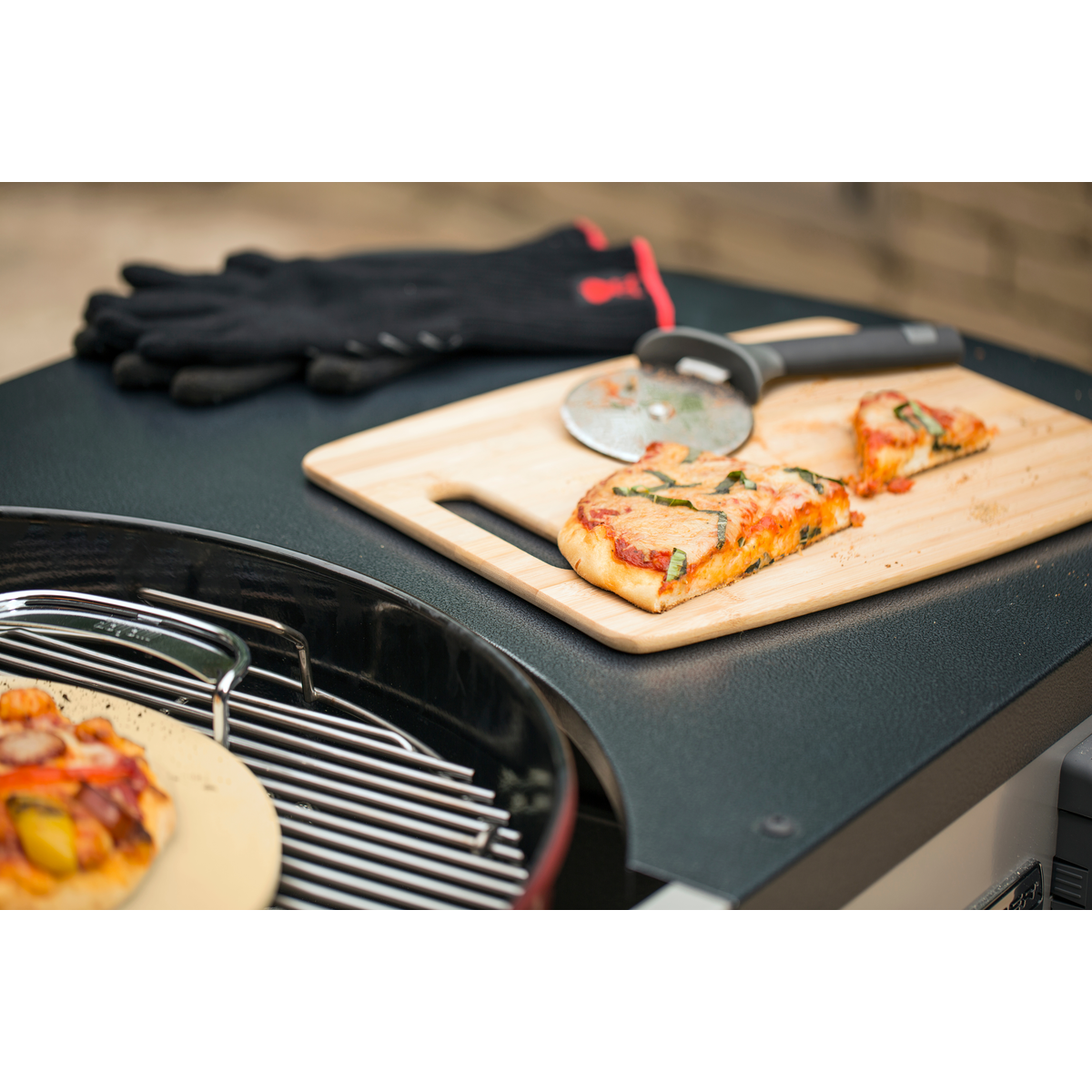 Weber Performer Deluxe Holzkohlegrill - Karmesinrot